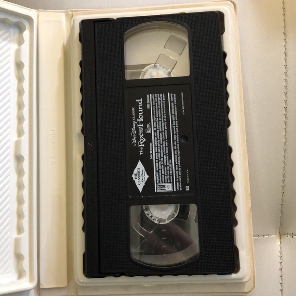 Walt Disney’s The Fox and the Hound - Picture 2 of 3